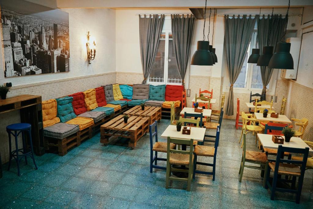 罗列特海岸LOFT HOSTAL Group的一间带沙发和桌椅的餐厅