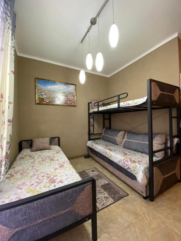 KoshkolʼКвартира-студия Радуга Вест Прованс的卧室配有两张双层床和地毯。