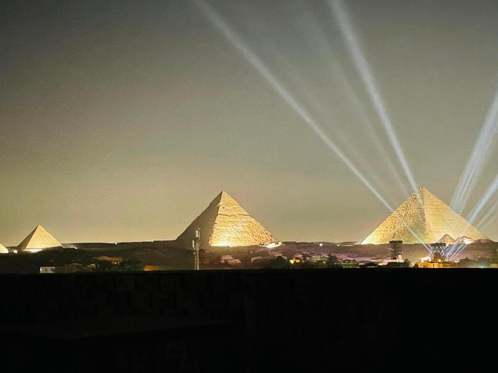 开罗Zein Pyramids View - Guest House的享有giza金字塔的景色