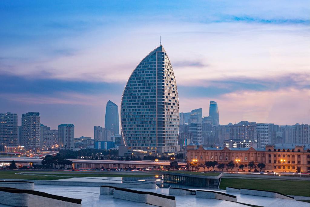 巴库The Ritz-Carlton, Baku的享有城市天际线美景,设有一座高高的建筑