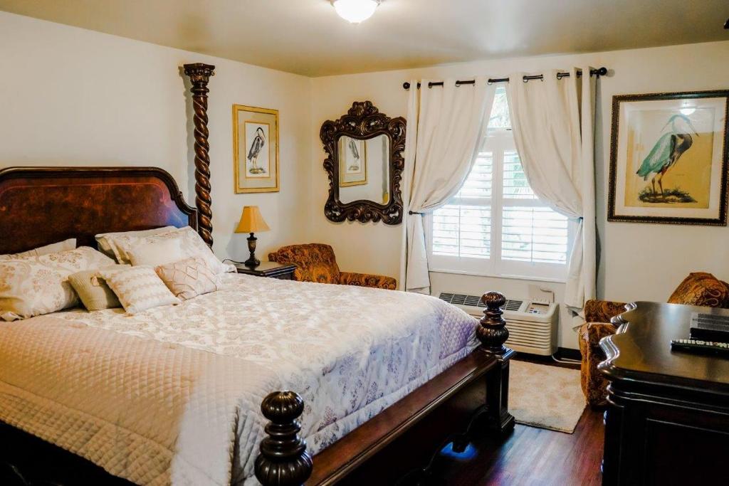 克里斯特尔里弗Beautiful Beginnings at Bayside的一间卧室配有一张床、一张书桌和一个窗户。
