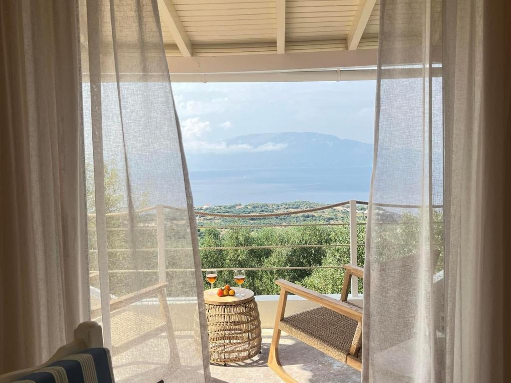 KoríthionCoralina Cottage的客房设有带窗户的阳台,享有风景。