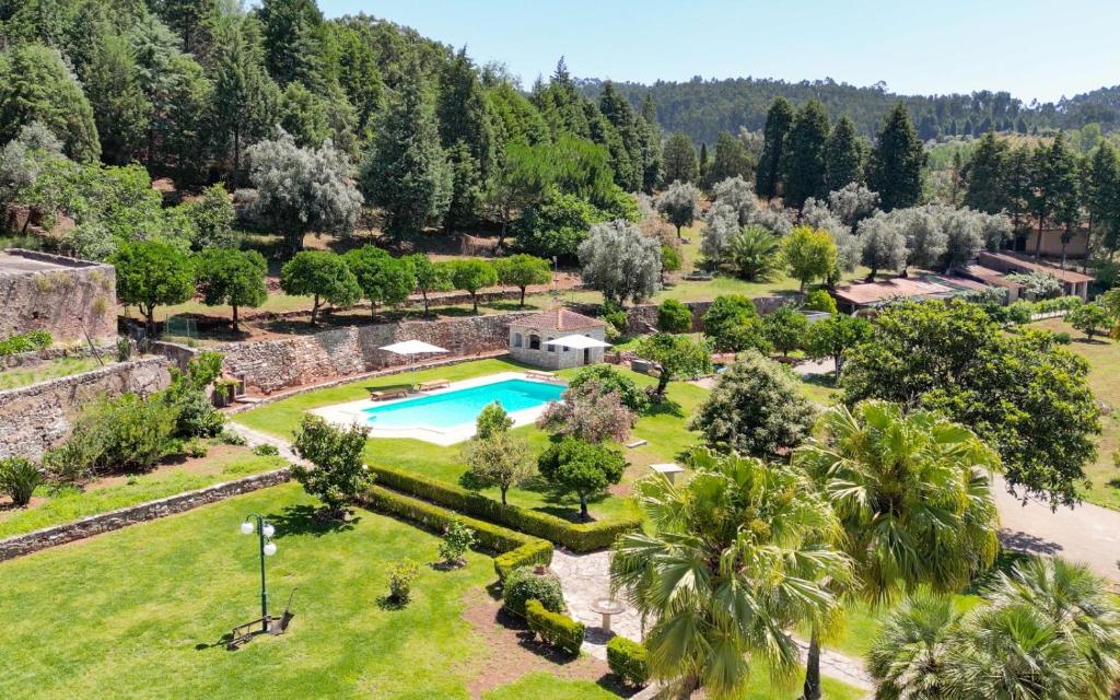 Quinta do Calvário的享有度假村的空中景致,设有游泳池和树木