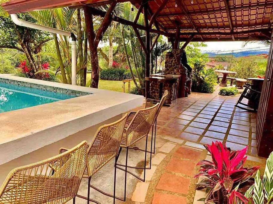 圣何塞Casa Vacacional Nieves en PZ-Piscina Privada-WIFI的一个带椅子的庭院和一个游泳池