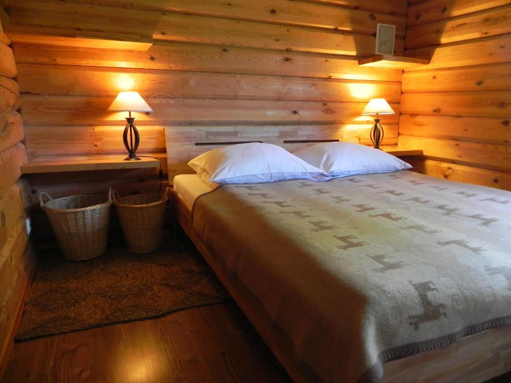 乌田纳Aliai的小木屋内一间卧室,配有一张床