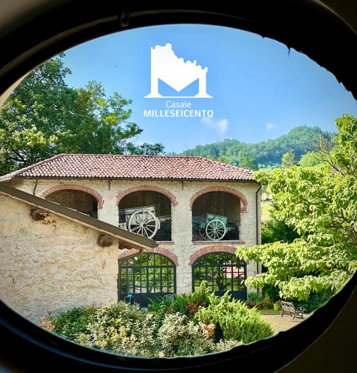 加维Casale Milleseicento的享有带圆形窗户的建筑景致