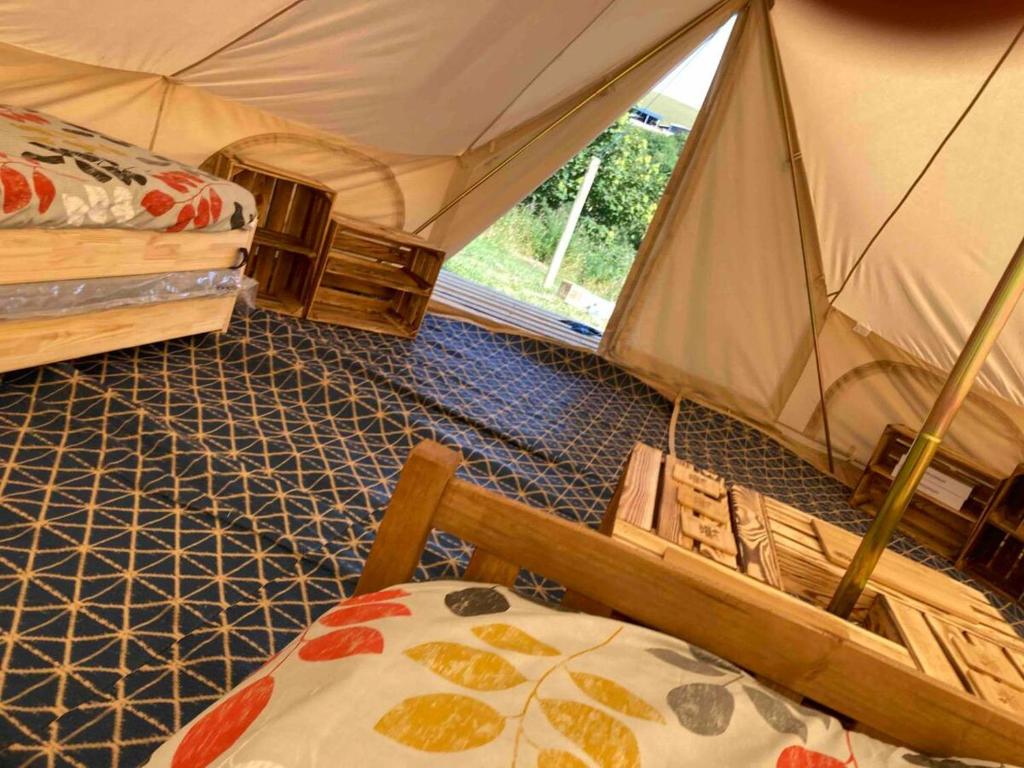 Upper HulmeRoaches Retreat Eco Glampsite - Rocky Reach Bell Tent的帐篷内带两张床的房间