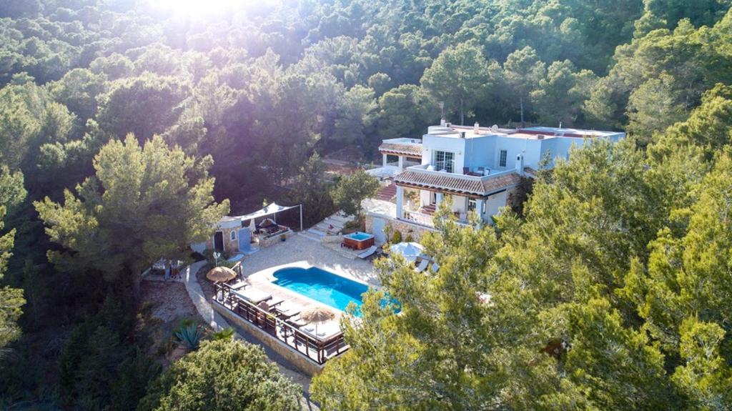 Sant Francesc de s'EstanyVilla B&M Experience的享有带游泳池的房屋的空中景致