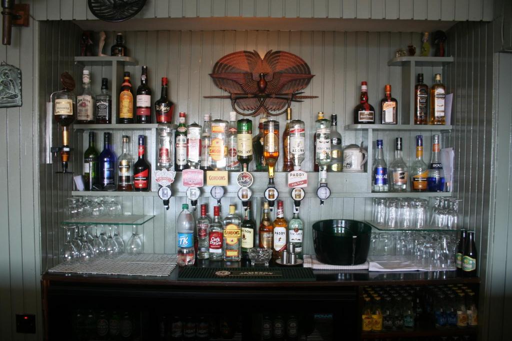 朗德斯通Roundstone House Hotel的酒吧里有很多瓶装酒精饮料