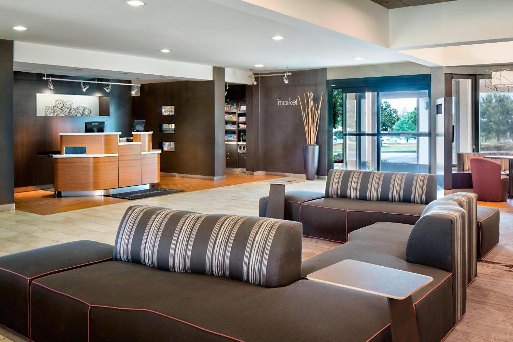 阿林顿Courtyard by Marriott Dallas Arlington Entertainment District的客厅配有两张沙发和一张沙发