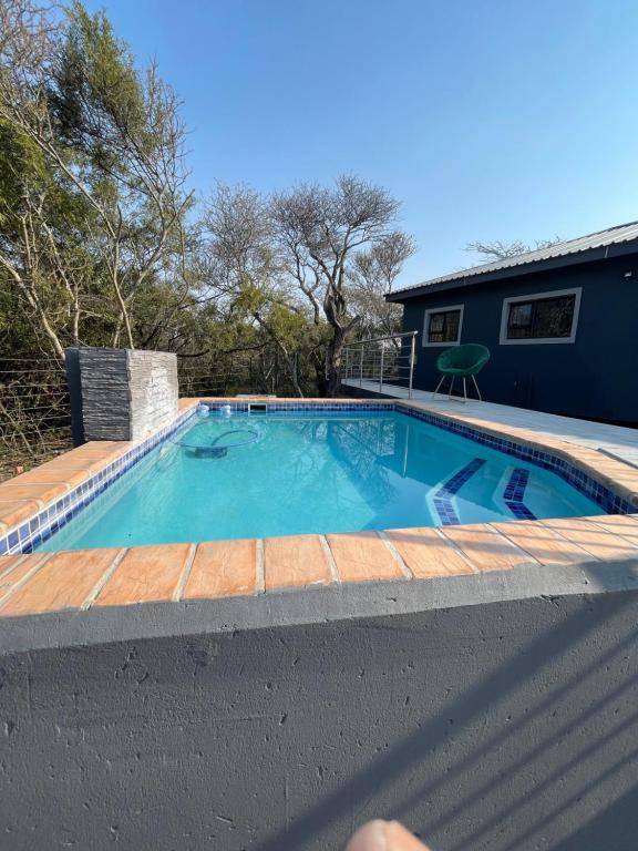 Pretoria-NoordKings view exclusive villas (KVEV)的一座带房子的庭院内的游泳池