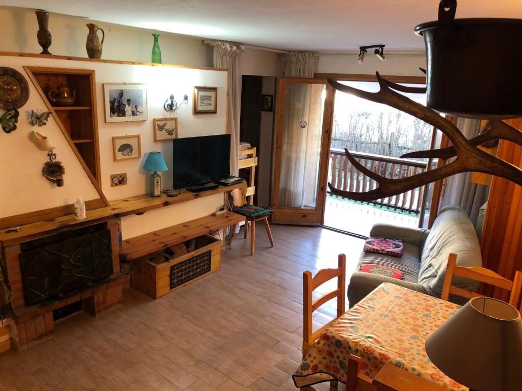 罗卡迪梅佐appartamento incantevole con camino的客厅设有壁炉和电视。
