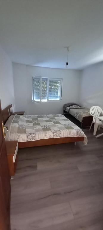Damjan's Apartments的一间卧室配有一张大床和一把椅子