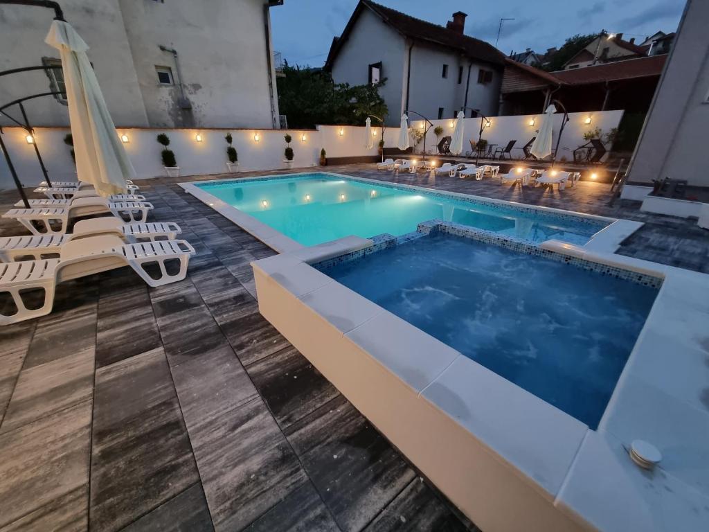 索科矿泉村Fenix Apartments的一个带躺椅的游泳池和一个游泳池