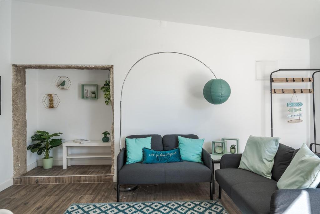 辛特拉Casa das Andorinhas的客厅配有沙发和椅子