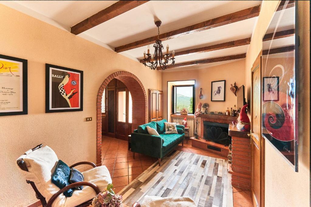 利维松多里La Scalinatella的客厅设有绿色沙发和壁炉