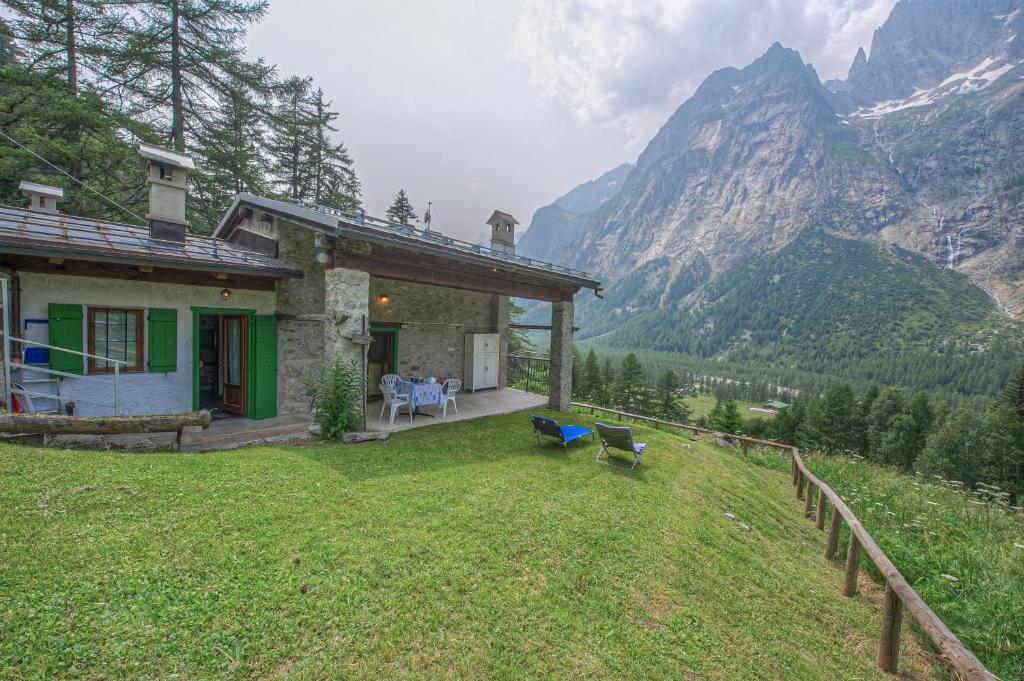 库马约尔Baita Margherita - Val Veny的山景山丘上的房子