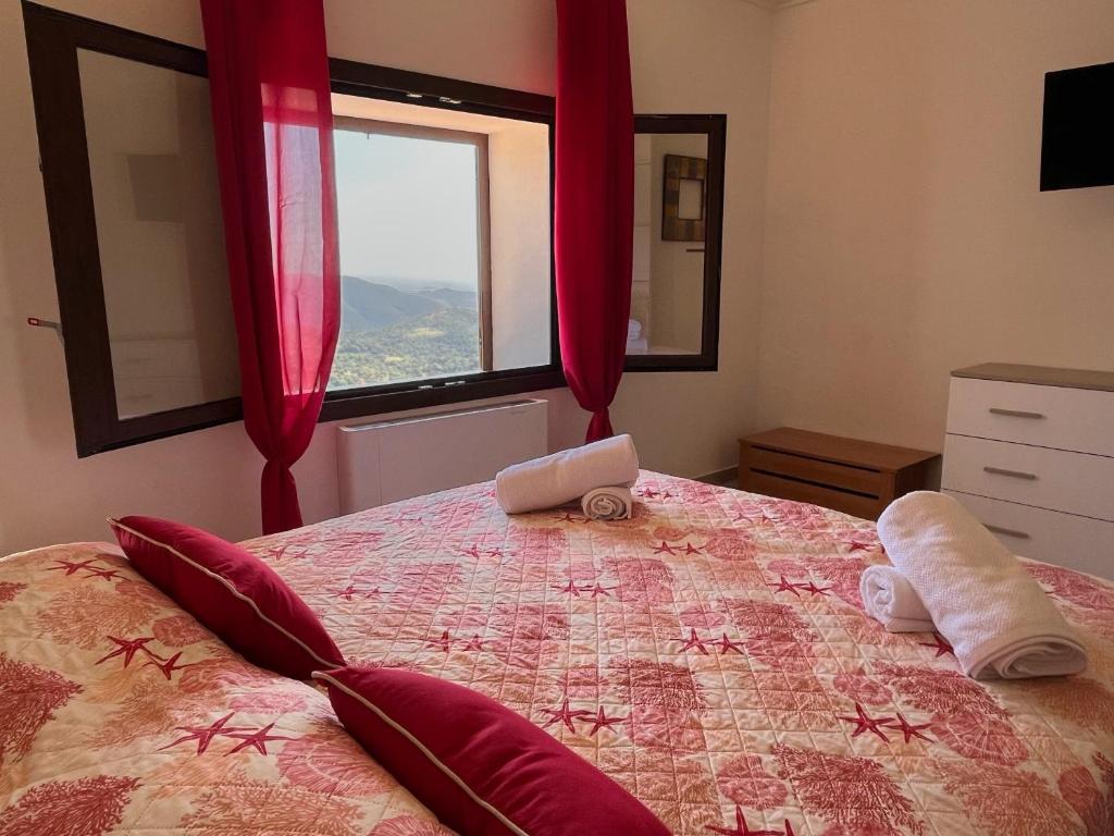 IlbonoLe Sorgenti Guest House的一间卧室配有一张带红色窗帘的床和一扇窗户