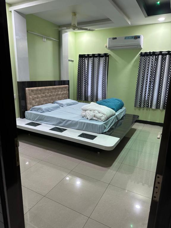 拉加蒙德里Sreenilayam Luxury Stay Homes的卧室配有一张床
