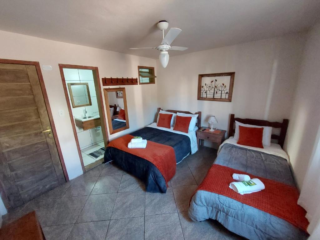 蒂拉登特斯Astral de Minas的酒店客房,设有两张床和镜子