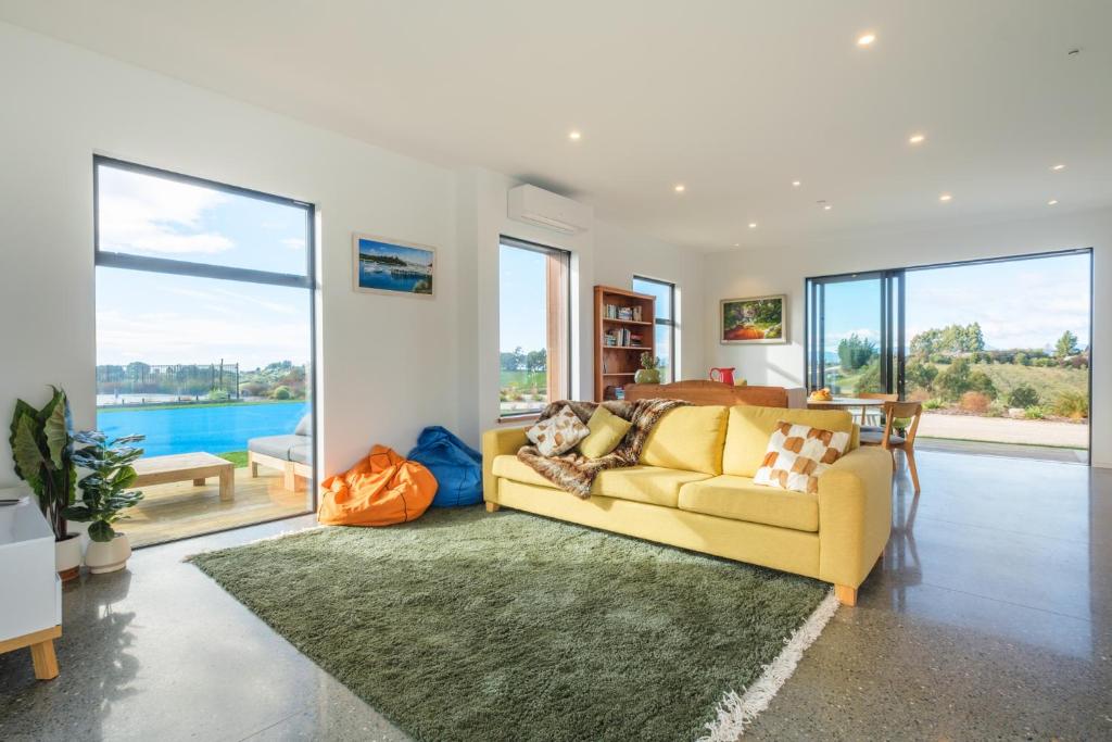 TasmanCountryview Haven的客厅设有黄色沙发和大窗户