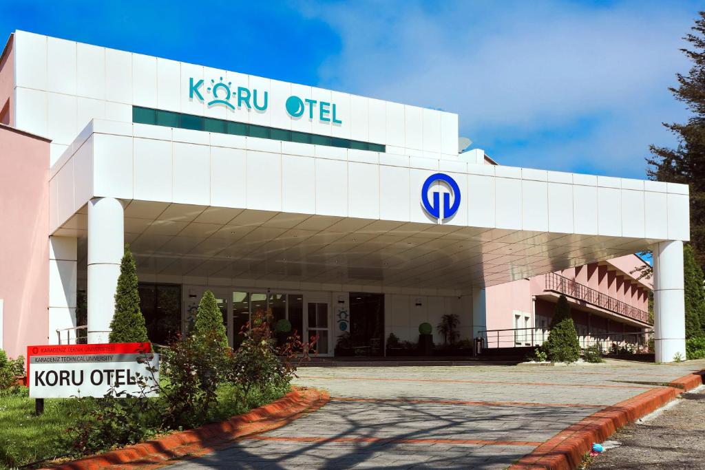 特拉布宗KTÜ Koru Otel的一座有克里普顿油标的建筑