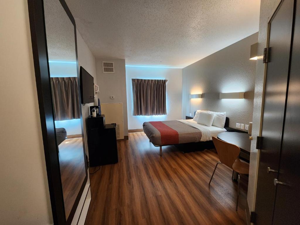 比洛克西比洛克西6号汽车旅馆 - 海滩的配有一张床和一张书桌的酒店客房