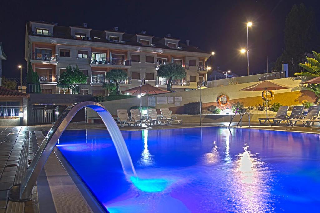 波多诺伏埃斯佩兰萨德玛尔公寓的夜间游泳池,带水滑梯