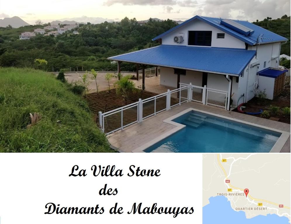 圣吕斯Villa Stone pour 8 personnes, piscine chauffée, accès PMR, 5 étoiles的蓝色屋顶房屋和游泳池