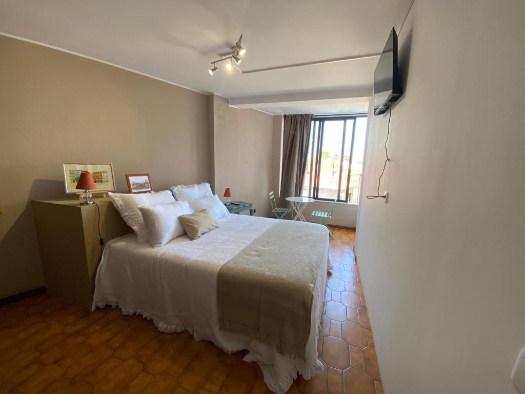 加亚新城Jardim do Morro Places的一间卧室配有一张带白色床单的大床