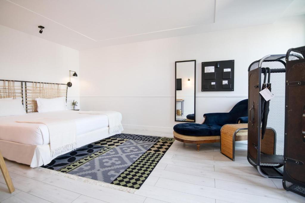 马德里7岛酒店的一间卧室配有一张床和一把椅子