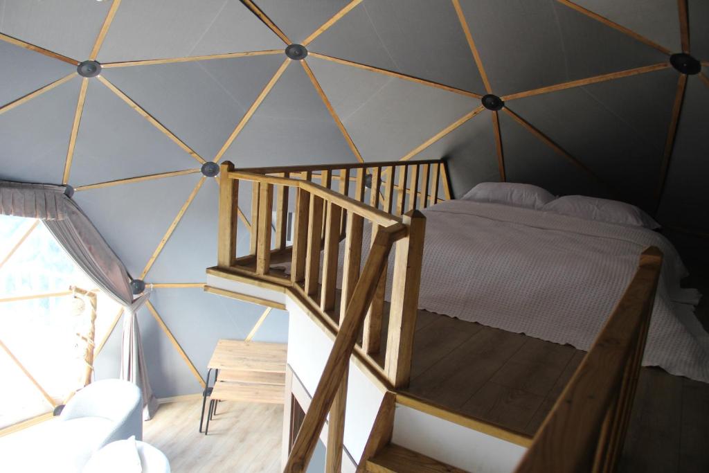 贾马里海姆森Bogina Dome & Suite - Çamlıhemşin的蒙古包内带一张床的房间