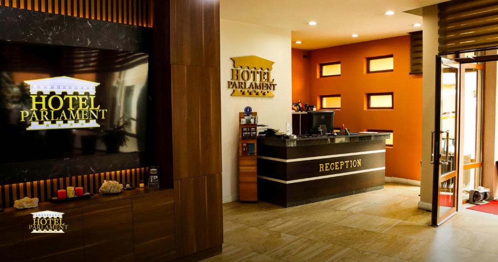 普里什蒂纳派拉蒙酒店的一间酒店餐厅,在房间内设有酒店付款柜台