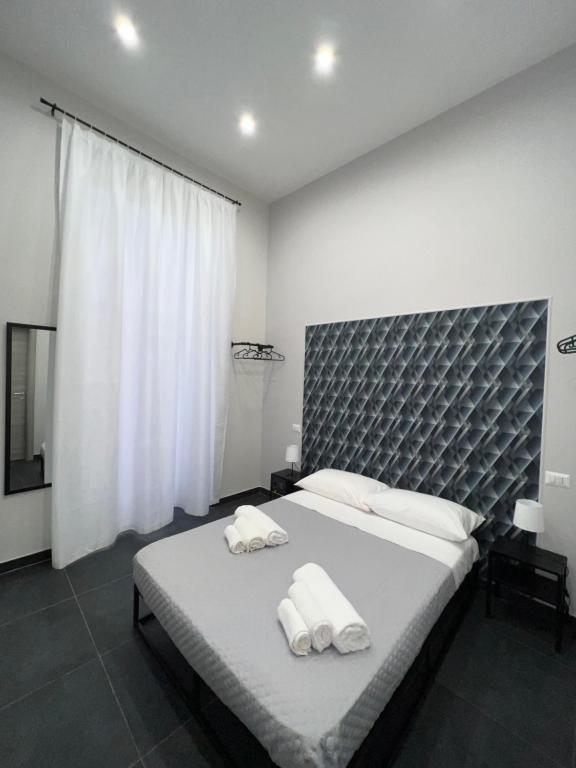 那不勒斯Civico Sedici的一间卧室配有一张大床和两条毛巾