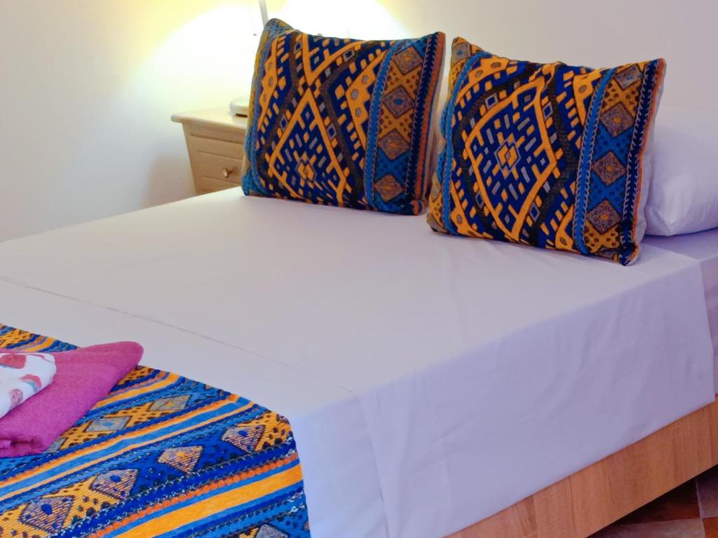 萨伊迪耶SULTANA Beach Riad的床上有2个枕头
