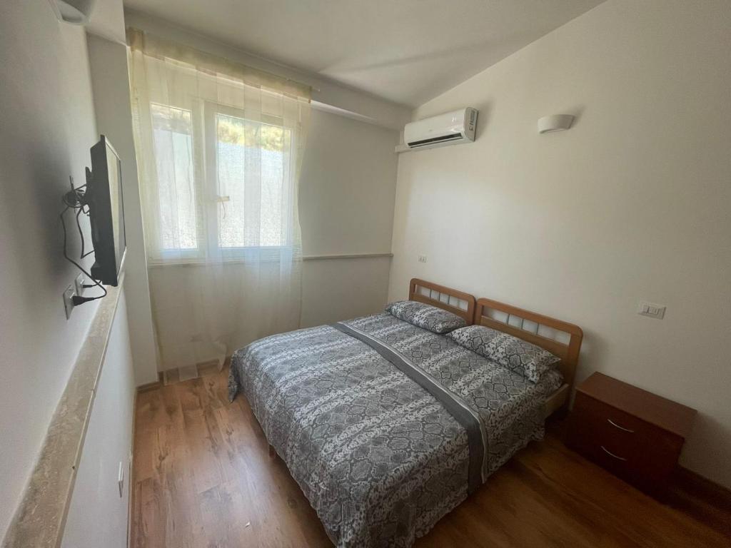 Magliano RomanoAgrimar的一间小卧室,配有床和窗户