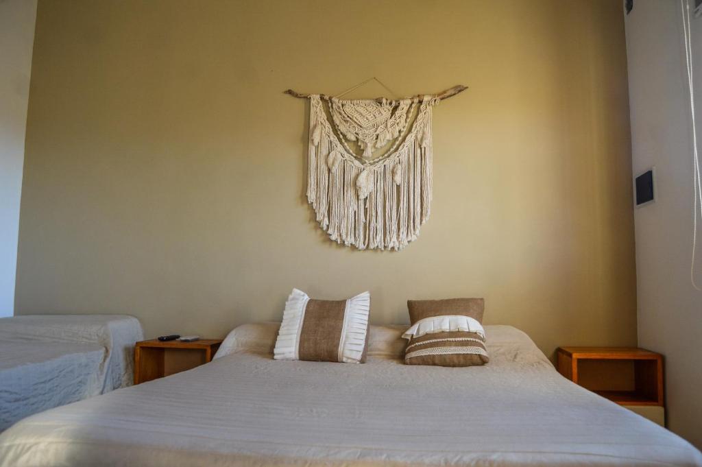 卡法亚特La Justina - Alquiler Temporario的一间卧室配有一张带两个枕头的床