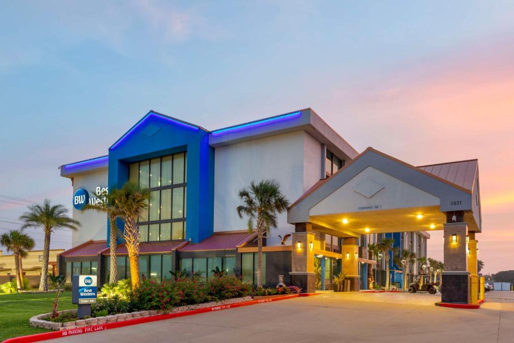 科珀斯克里斯蒂Best Western Corpus Christi Airport Hotel的一座棕榈树建筑