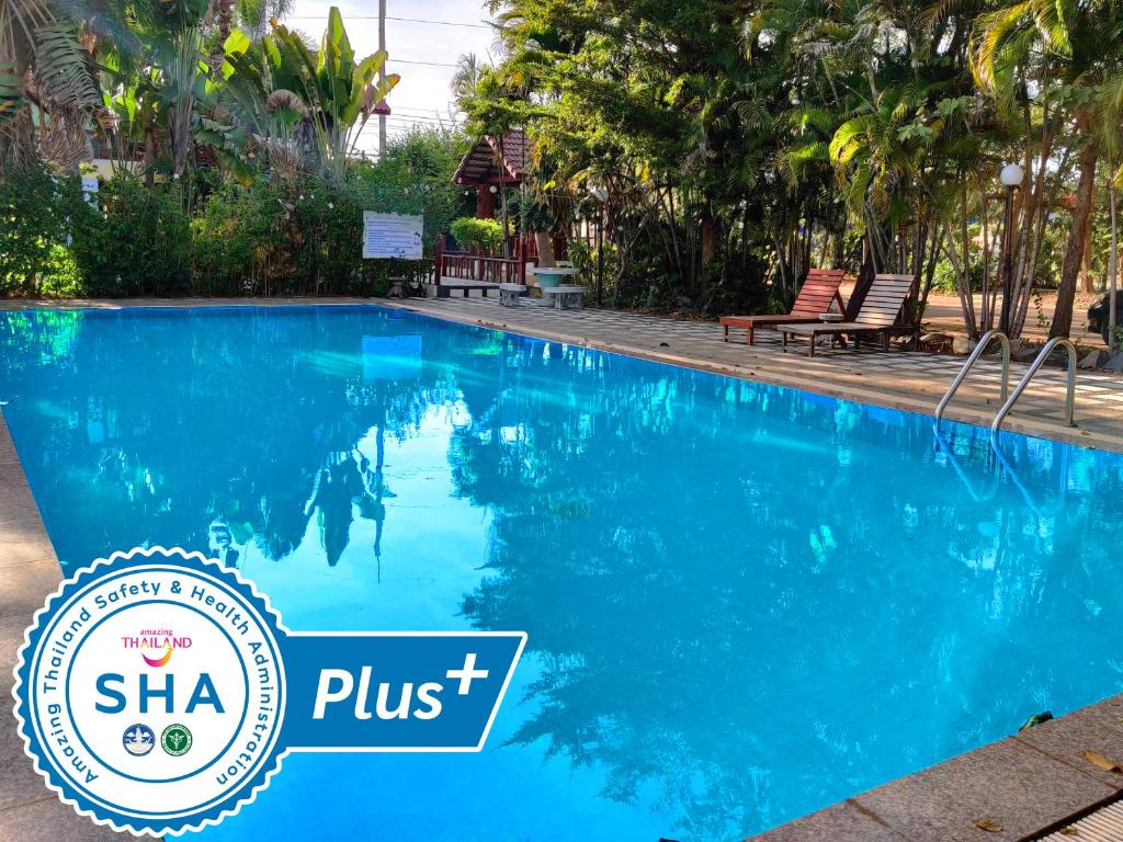 Prasat通皮克酒店的度假村的蓝色游泳池,上面标有sha+