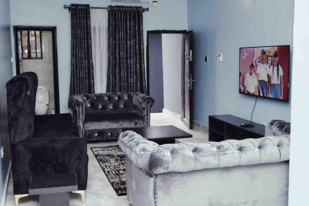 奥韦里Cityflats Apartment的客厅配有沙发和椅子