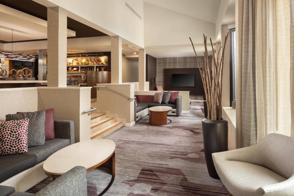 圣安娜梅萨海岸南海岸新城万怡酒店的酒店大堂设有沙发、椅子和桌子