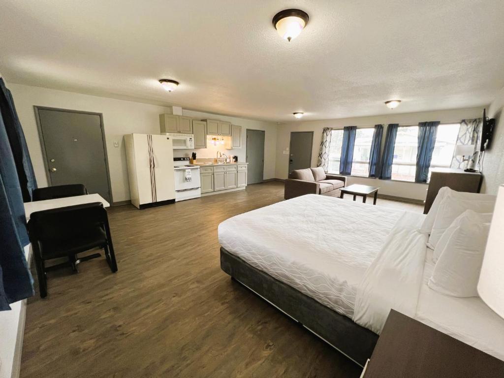 长滩海滩广场汽车旅馆的一间设有床铺和厨房的大卧室