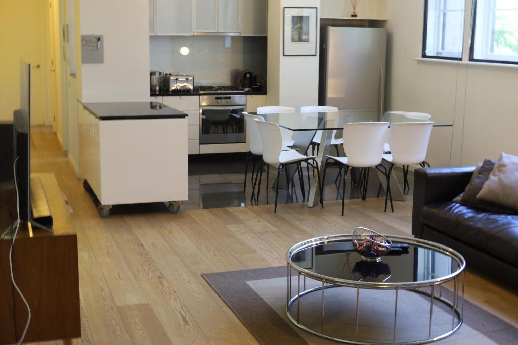 墨尔本The Walkup Southbank的带沙发和桌子的客厅以及厨房。