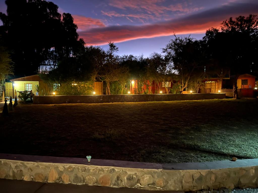 圣佩德罗·德·阿塔卡马Rincon del Inca的享有庭院的夜景
