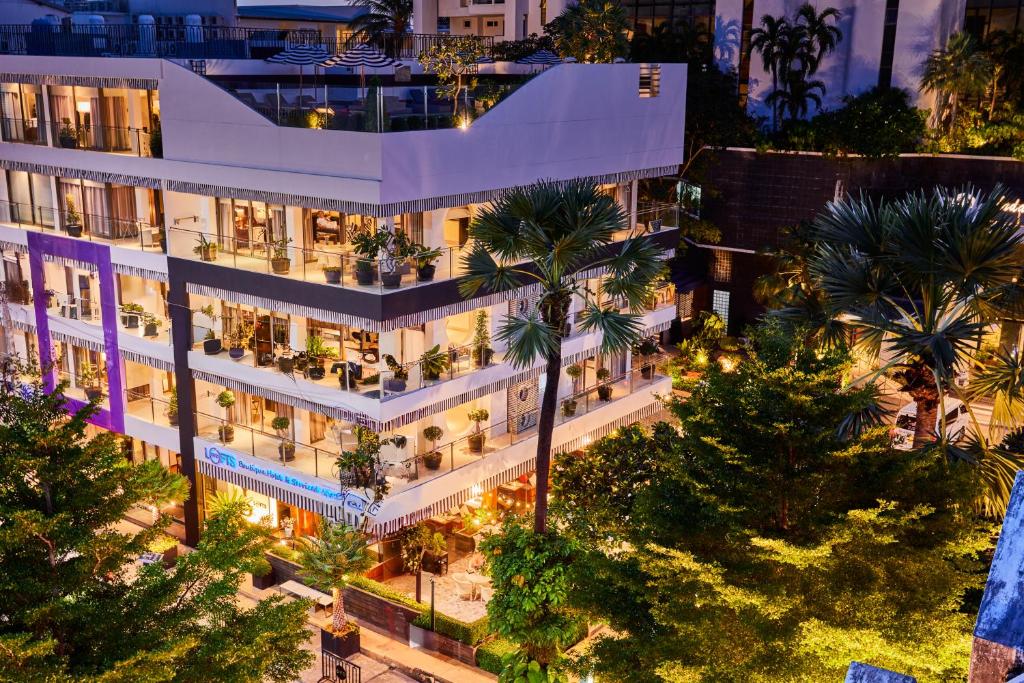 芭东海滩BYD Lofts - Boutique Hotel & Serviced Apartments - Patong Beach, Phuket的夜间从空中欣赏大楼的景色