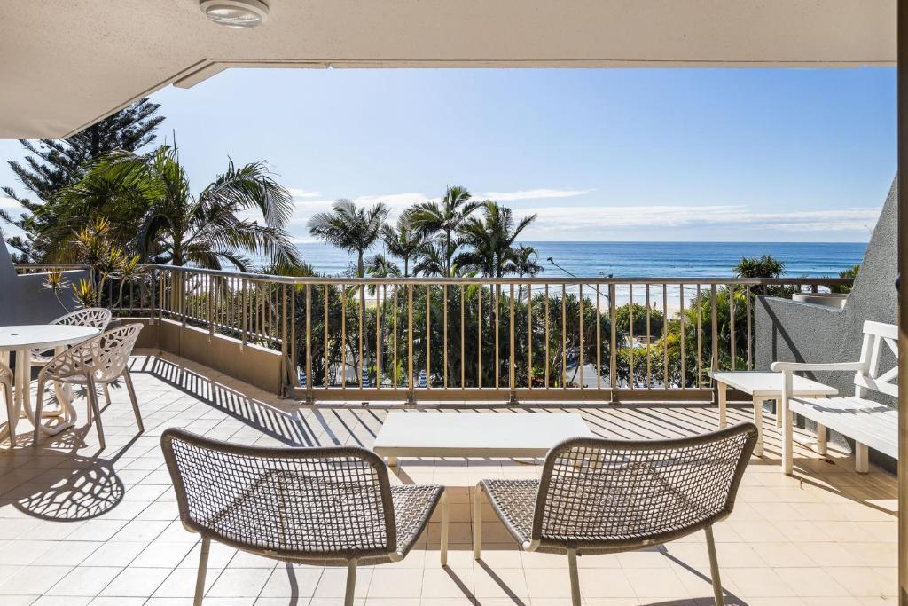 黄金海岸岩石度假村，3C号度假屋的一个带桌椅的海景阳台