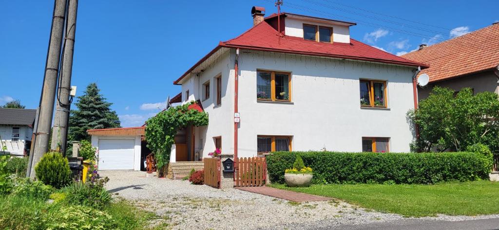 Závažná PorubaPrivat NIKA的一座大型白色房屋,设有红色屋顶