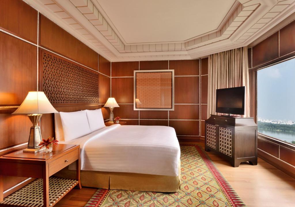 海得拉巴海得拉巴万豪会议中心酒店的一间卧室配有一张床、一张书桌和一台电视