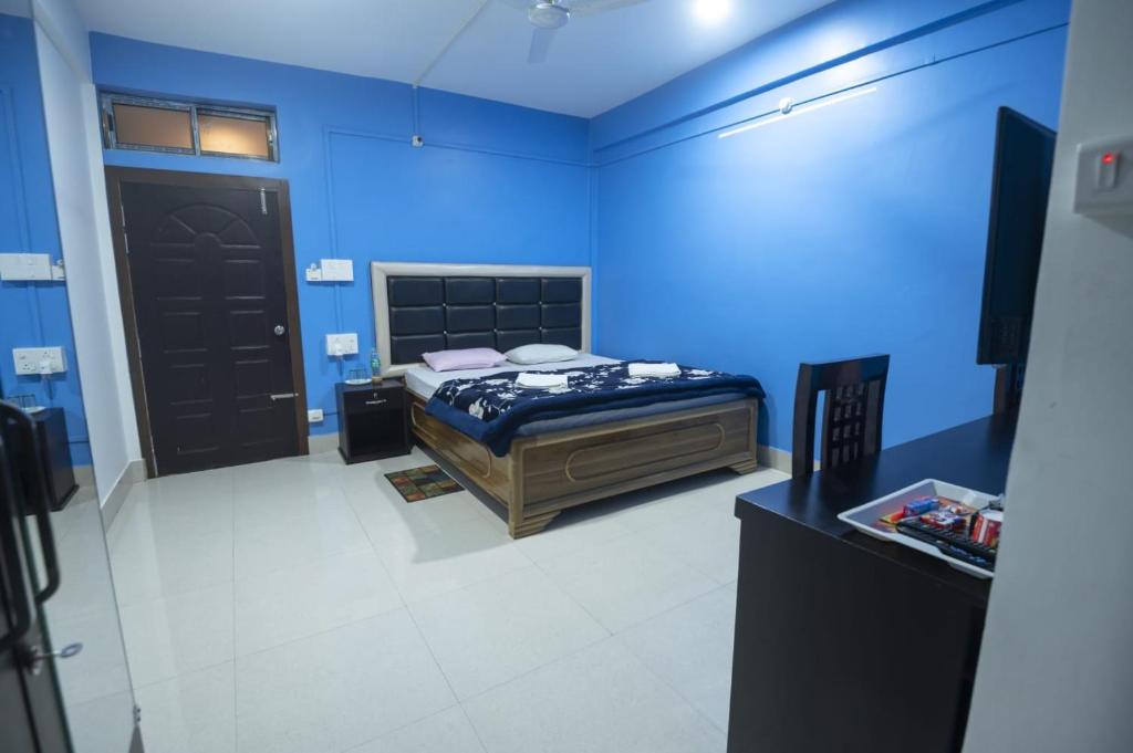 卡齐兰加Jungle Eco Mansion的蓝色房间,带一张床