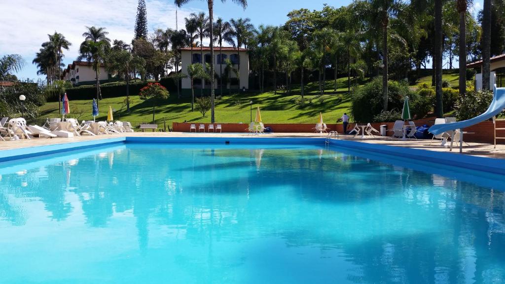 塞拉内格拉Hotel Fazenda São Matheus的一个带滑梯的大型蓝色游泳池